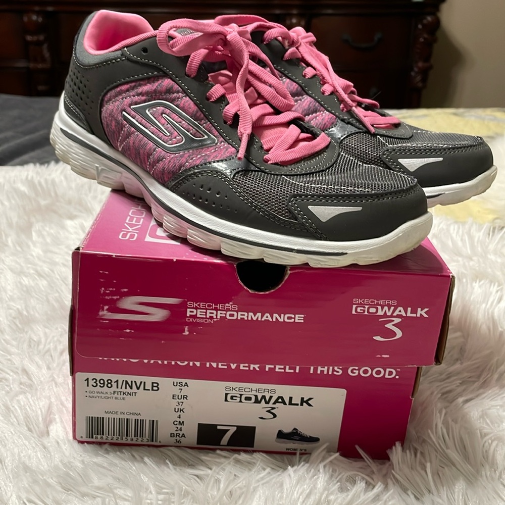 Sketchers Go walk 3 size 7 Brest Cancer Awareness symbol on back of shoe